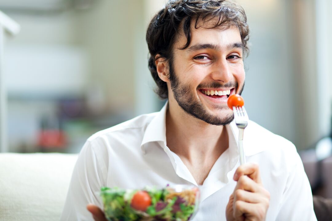 L'uomo mangia le verdure per aumentare la potenza