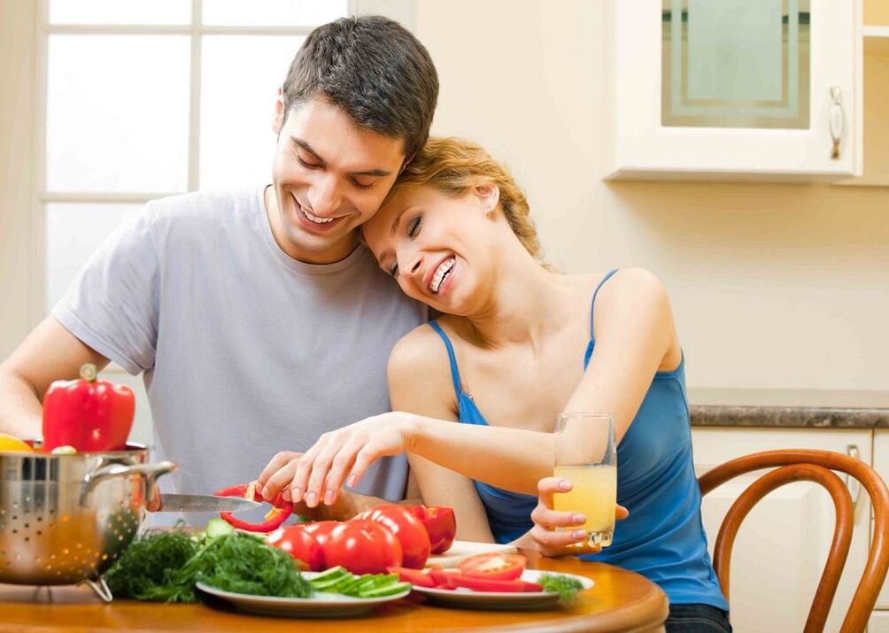 la donna e l'uomo preparano le verdure per aumentare la potenza