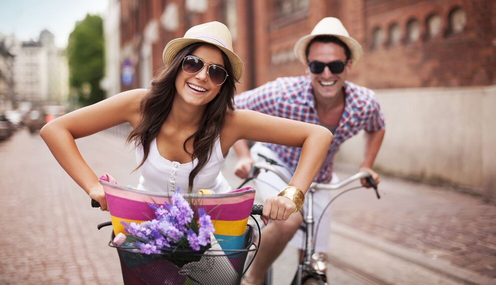 Donna con un uomo in bicicletta